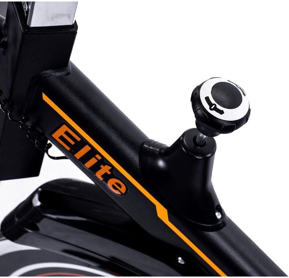 Close-up da bicicleta com fundo branco, sem distrações.