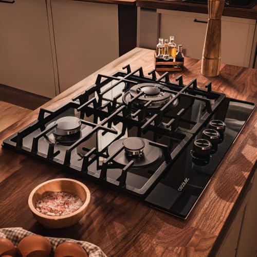 Placa de gas Cecotec Bolero Squad G 3200F elegantemente colocada en una encimera de cocina de madera