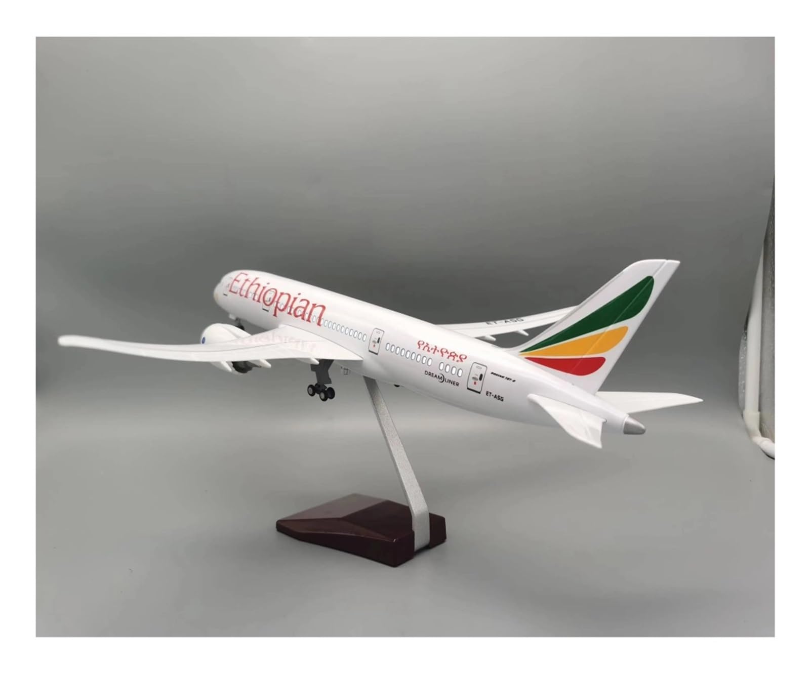 Odlewane zabawki samolotowe w skali 1/130 dla 787 Ethiopian Airways Model samolotu Ozdoba Materiał żywiczny Dekoracyjny z modelem samolotu Samolot do zbierania i wyświetlania (ze światłem)