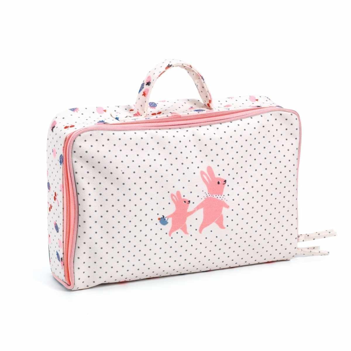 Djeco Lalka Cerise w walizce | 32 cm miękka lalka niemowlęca z akcesoriami od 18 miesięcy | oczy do spania, ubrania, buteleczki | nadaje się do prania | zestaw lalek POMEA na podróż