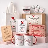 Kembilove® Pack Regalo Parejas Completo – 2 Tazas + 2 Pulseras + 2 Llaveros + Tarjeta + Pergamino + Bolsa + Caja Regalo – Detalle Romántico para Novios, Aniversario y San Valentín