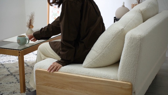 2024年7月末に購入　送料無料　ブークレ生地　ソファー 北欧 木製 アイボリー 2024年7月末に購入 送料無料 ブークレ生地 ソファー 北欧 木製