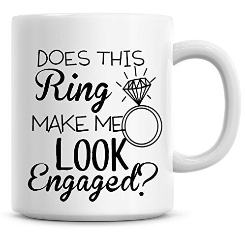 Kaffeetasse mit Aufschrift (in engl. Sprache): „Does this ring make me look engaged?“
