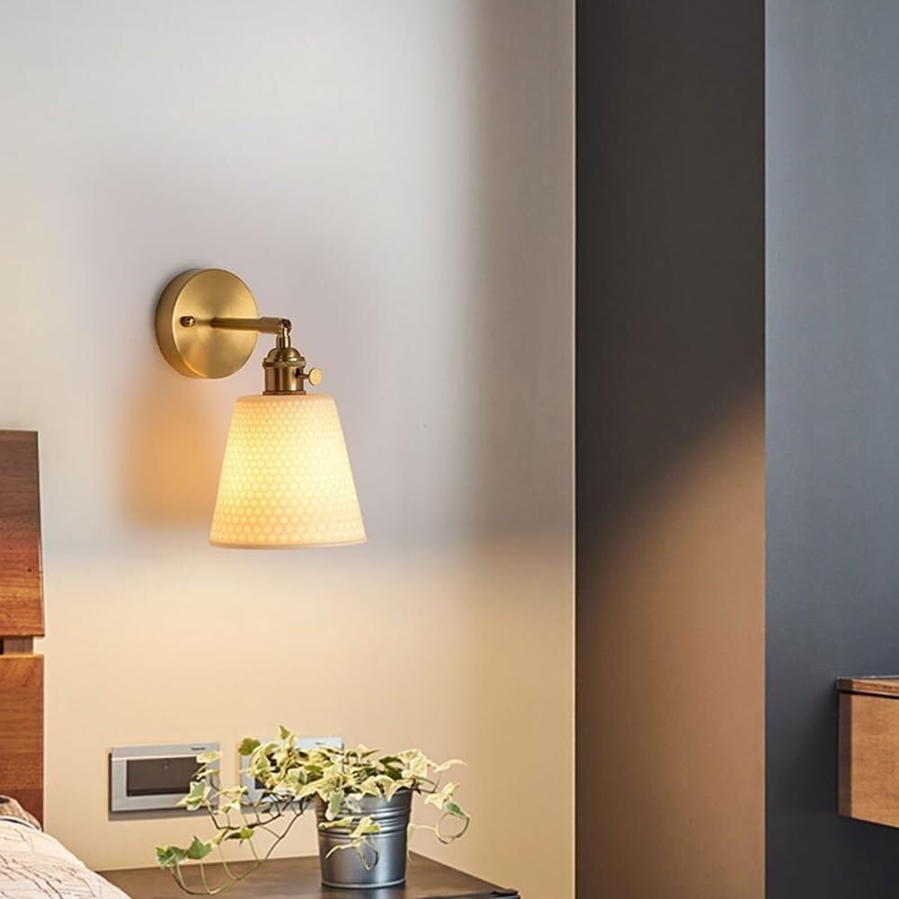 Applique da Parete per Interni Moderne E retrò in Ottone Spazzolato con Interruttore Rotante E Paralume in Ceramica Regolabile Ideali per Camera da Letto Comodino Bagno E Corridoio Attacco E27