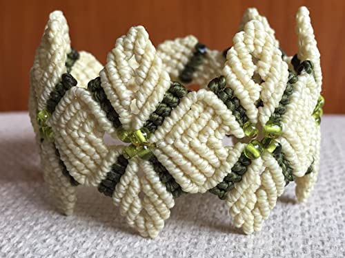 Pulsera ancha macramé amarilla y verde hojas hecha a mano con hilo encerado.Cierra con botón Mide aprox.17 cm. de largo y 4 cm.de ancho