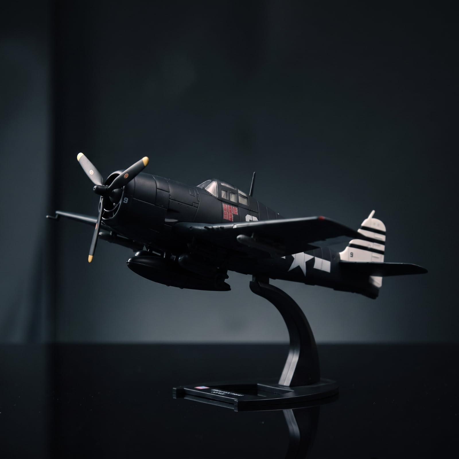 Modello Aereo F6F Aereo Bambini Modellino Aereo da Caccia Aereo da Collezione in Lega con Dettagli di Carrello E Fedele Linea Storica su Base Piatta Adatta per Scrivania Libreria Espositore