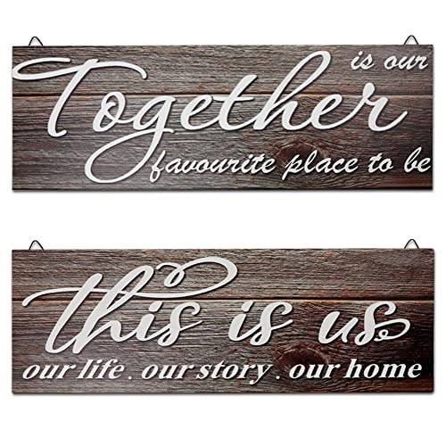 2 carteles de madera con texto en inglés "This is Us Us Wood" con texto en inglés "This is Us Our Life", sala de estar, This is Us Our Life Our Story Our Home Cover