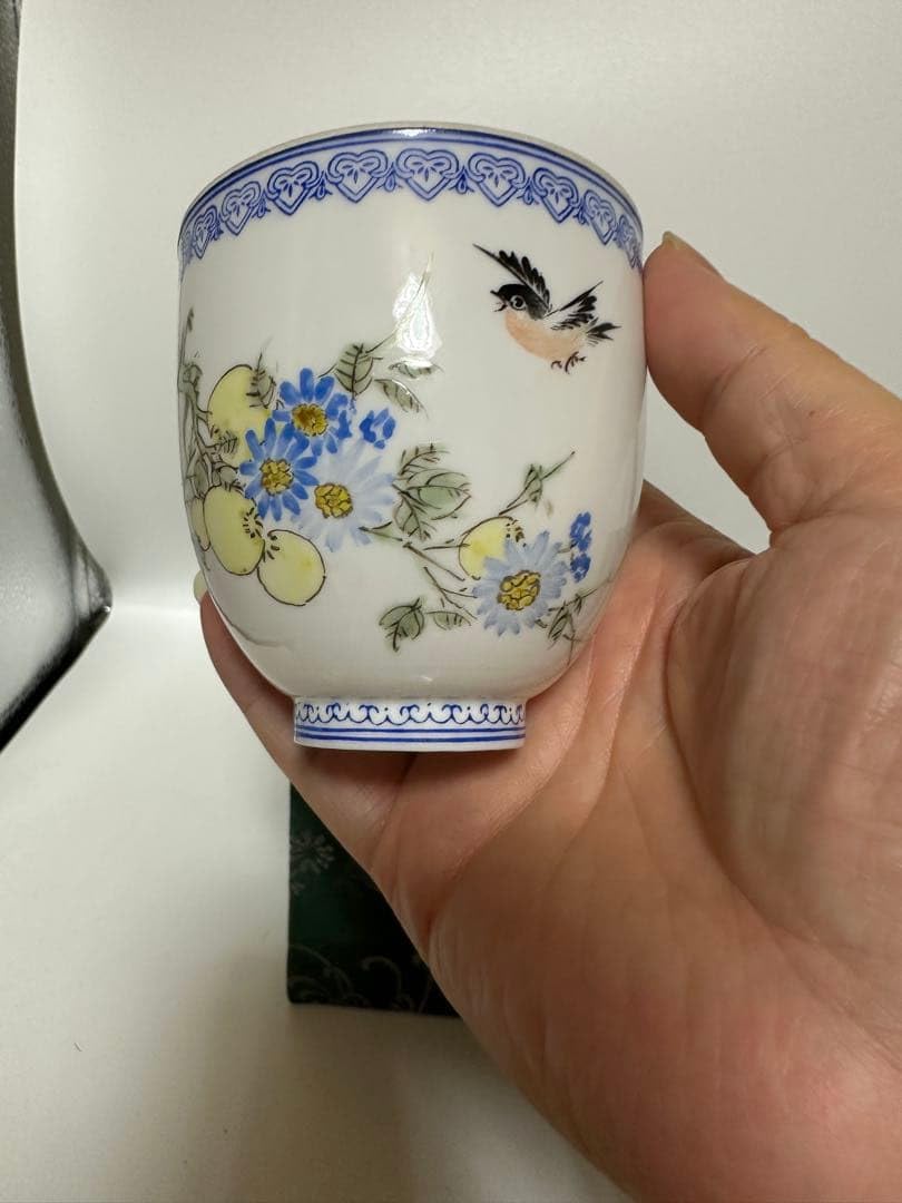 中国　景徳鎮製青い花と小鳥の茶碗 木製台座付き Amazon | 中国 景徳鎮製青い花と小鳥の茶碗 木製台座付き | ノー