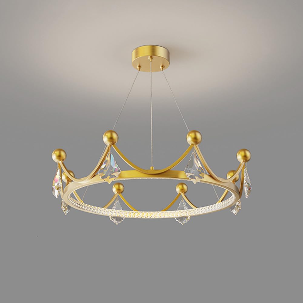Lustre couronne doré et cristaux de luxe pour une chambre raffinée