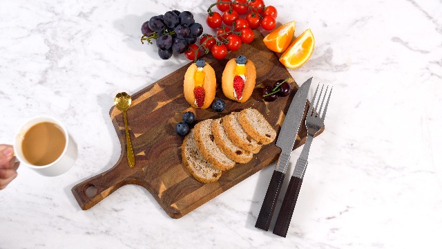 Tabla de cortar redonda de madera Acacia con mango miniatura 7