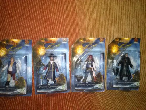 I Pirati dei Caraibi 4 Oltre i confini del mare Action Figure completamente articolataBarbossa con armi. Alta circa 10 cm. Per bambini da 4 anni in su.