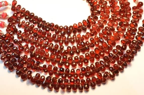 Grenat rouge pyrope en fil de briolettes pour concevoir un cadeau d'anniversaire unique