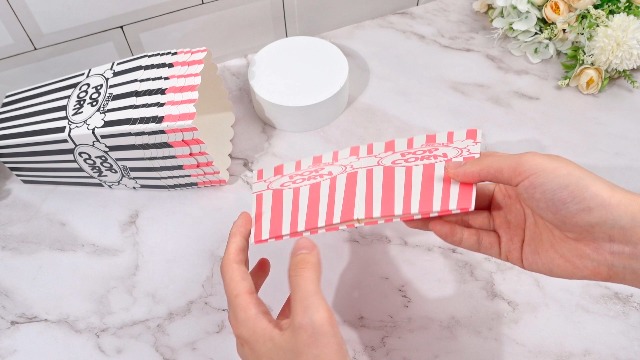 Image of Xinnun 100 Pcs Popcorn Boxes 32oz Classic Stripe Paper Buckets Disposable Oil Proof Popcorn Container Retro Open Top Box for Movie Night Supplies Theaters Carnival Birthday Party(Black and White)