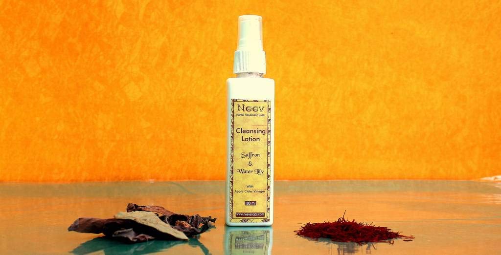 Neev Cleansing Lotion - Saffron and Water Lily With Apple Cider Vinegar - 100ml