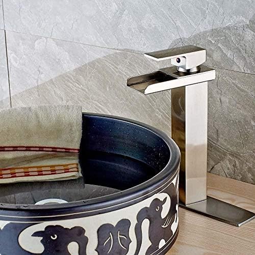 Robinet cascade de cuisine à commande unique et finition nickel robuste