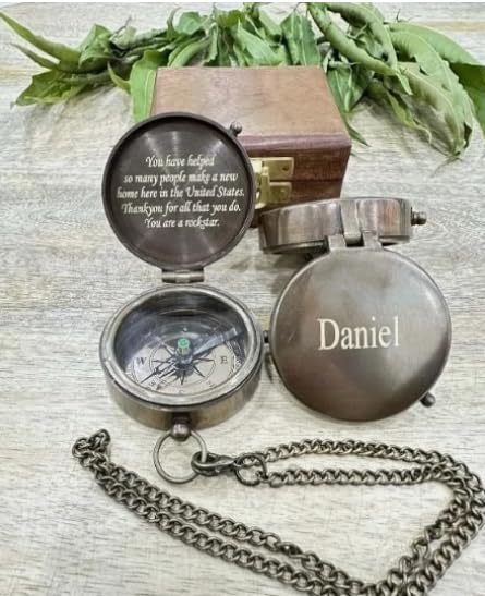 Brújula de bolsillo personalizada de latón con cadena y caja de madera – regalo grabado miniatura 4