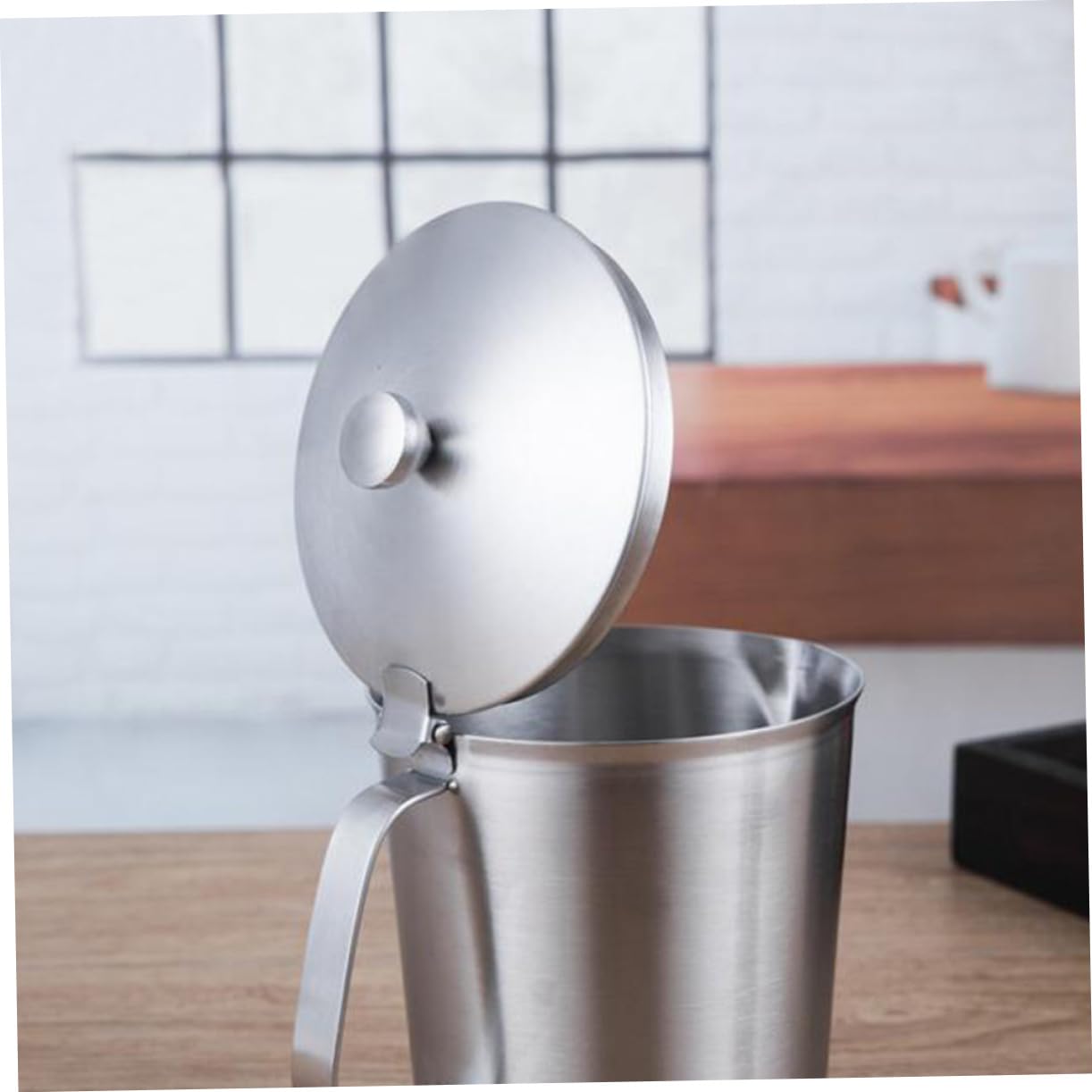 BESTYASH Misurino per Misurare e Mantenere Caldo Latte da 700ml in Acciaio Inossidabile con Coperchio Speciale Tazza Graduata per Espresso e Latte