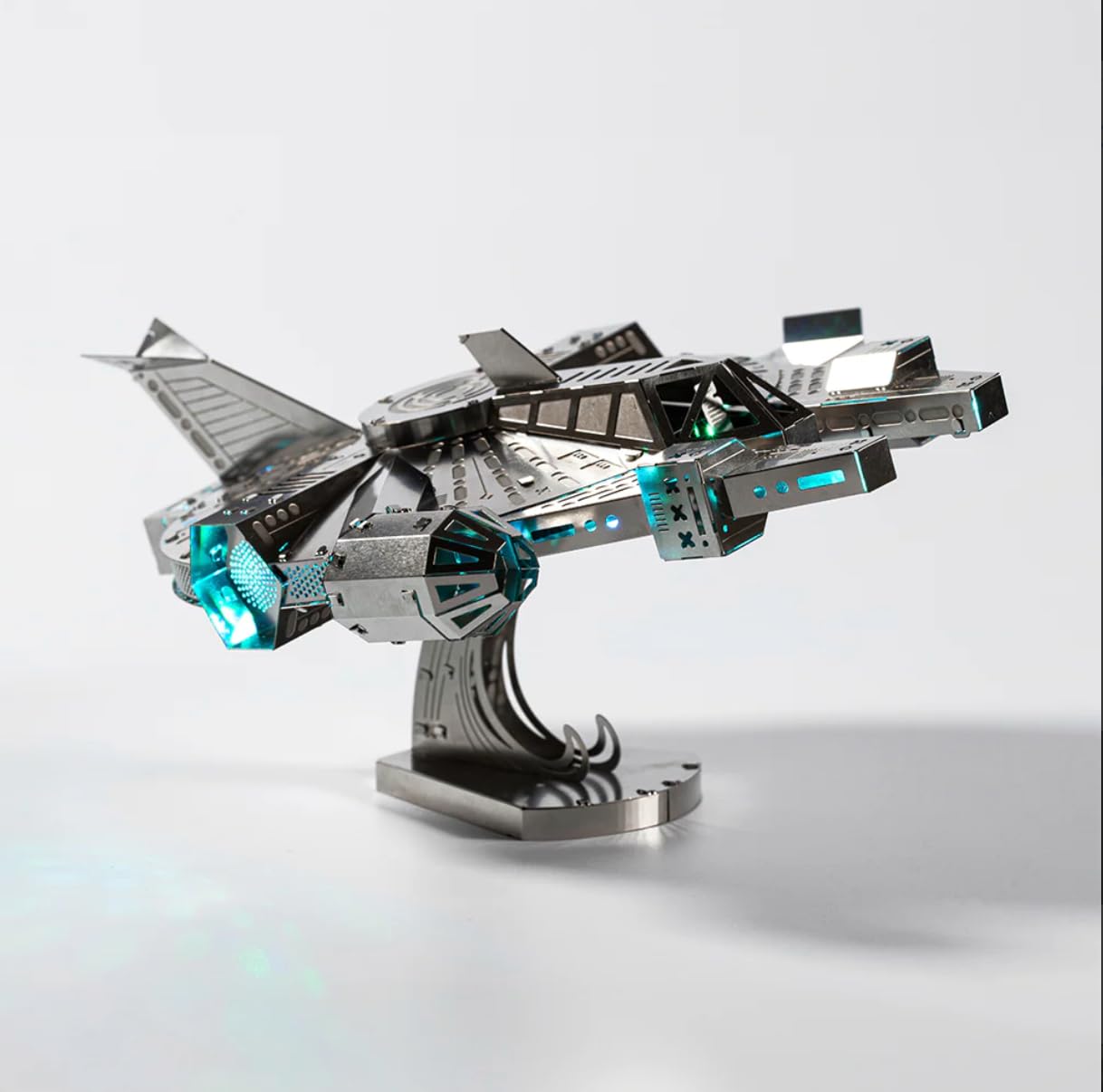 Metal Time Nebula Scout, modello astronave in metallo, modello 3D Cosmos Starship, kit di modellini in metallo, luci a LED multicolore con telecomando, 74 pezzi.