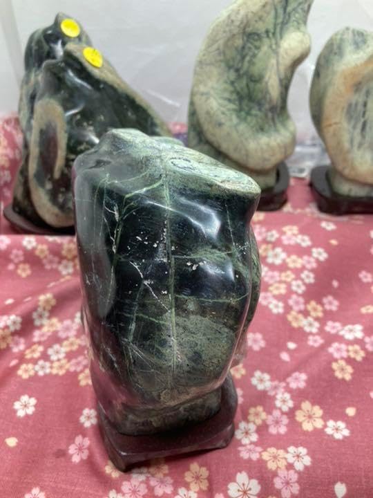 希少　美品　蛇紋石　鑑賞石　台座付き 希少 美品 蛇紋石 鑑賞石 台座付き