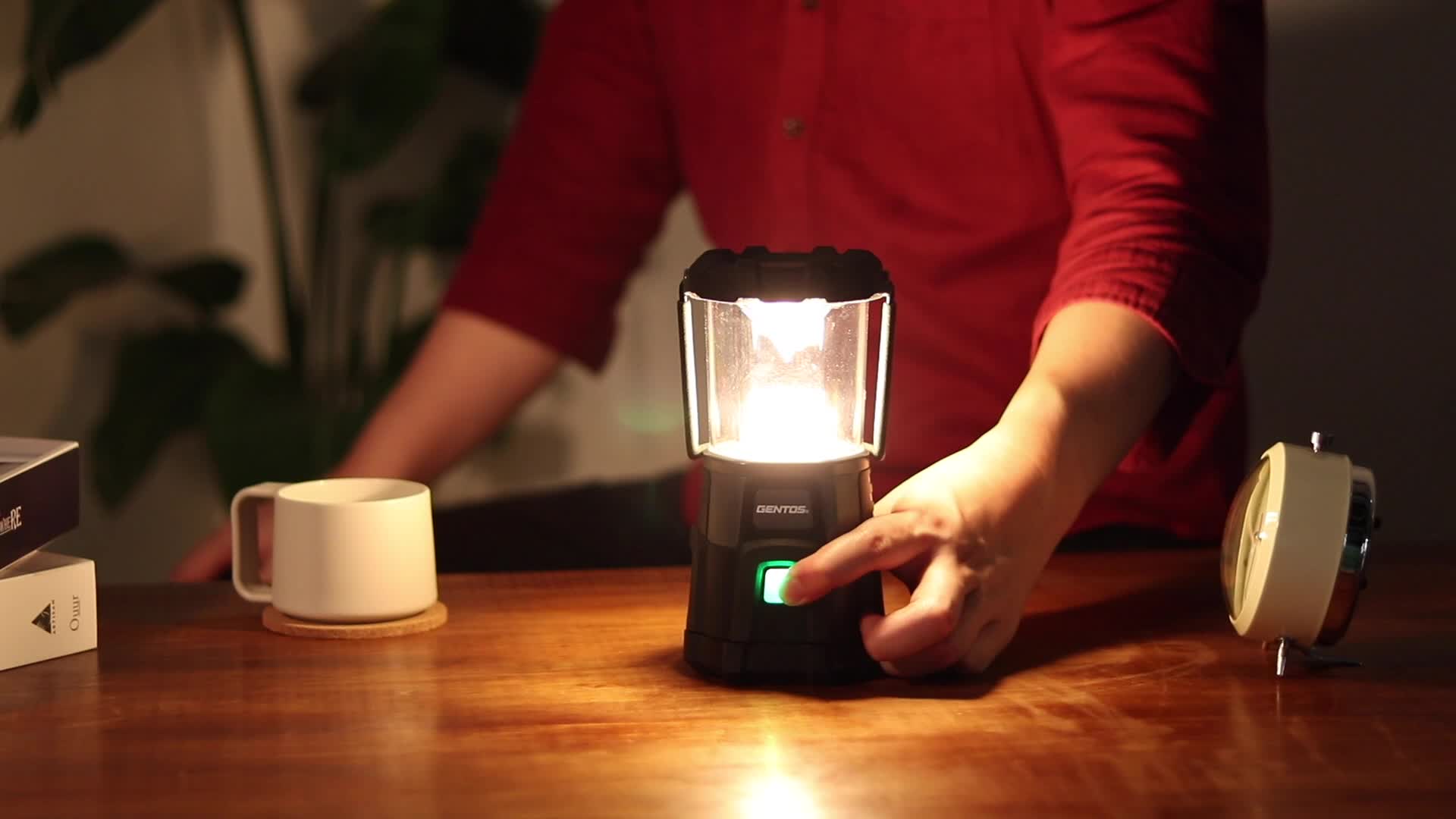 Amazon Co Jp Gentos ジェントス Led ランタン 充電式 明るさ1000ルーメン 実用点灯3 300時間 3色切替 防水 パワーバンク Ex 000r 防災 あかり 停電時用 Ansi規格準拠 スポーツ アウトドア