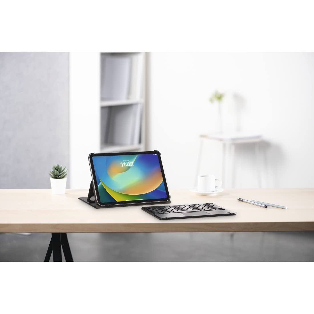 Hama Etui z klawiaturą do iPada 10. generacji 2022 (klawiatura Bluetooth z touchpadem, funkcja stojaka, magnetyczne etui na tablet, etui na tablet, do Apple iPad 10,9", wyjmowana klawiatura) czarne