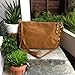 bolso bandolera de ante italiano con tachuelas en los laterales Imagen de bolso bandolera de ante italiano con tachuelas en los laterales