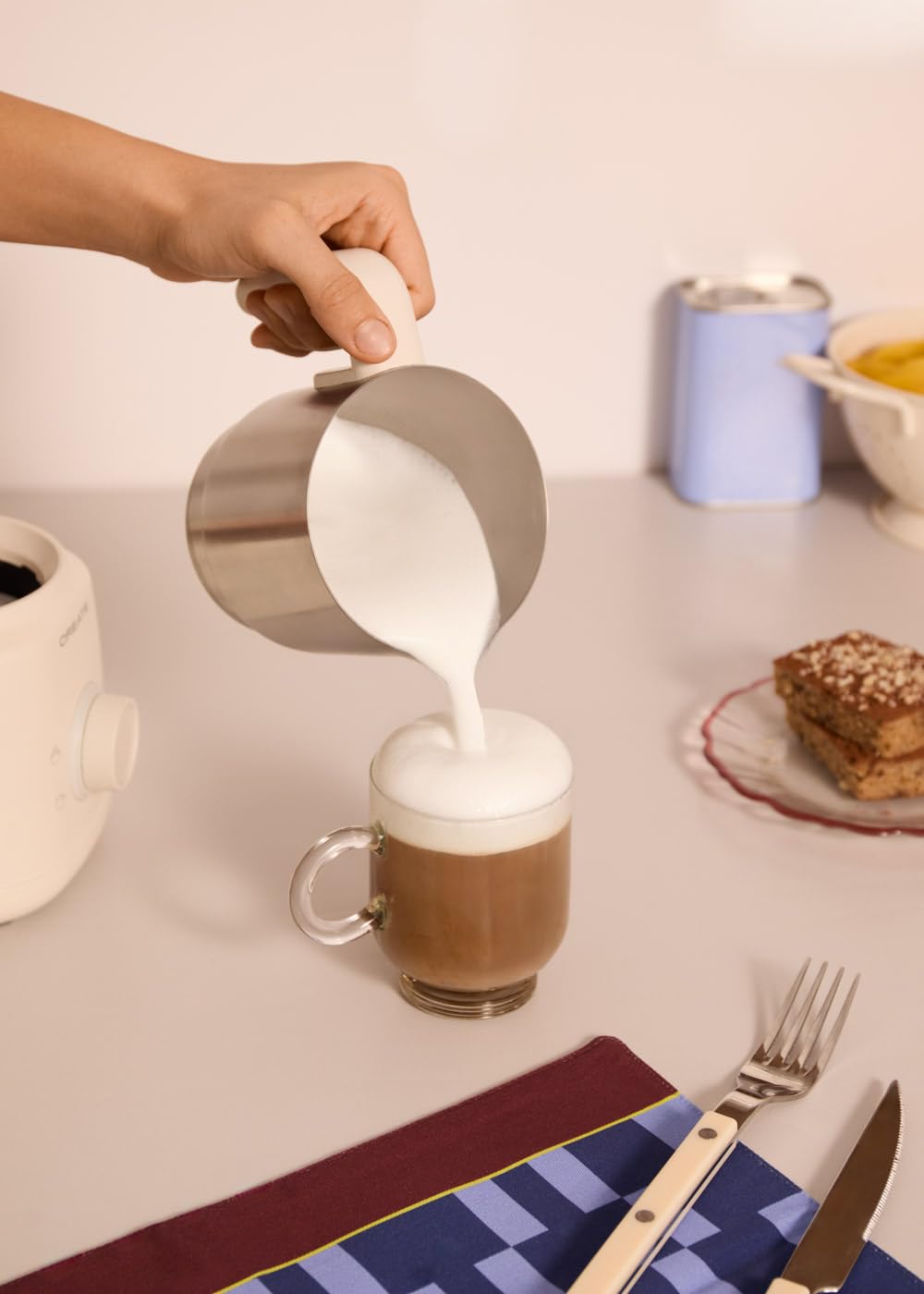 CREATE/MILK FROTHER RETRO/Milchaufschäumer und -erhitzer mit abnehmbarem Krug Cremeweiß/Magnetische Drehzubehörteile, 350ml, für kalte und warme Getränke, 500W
