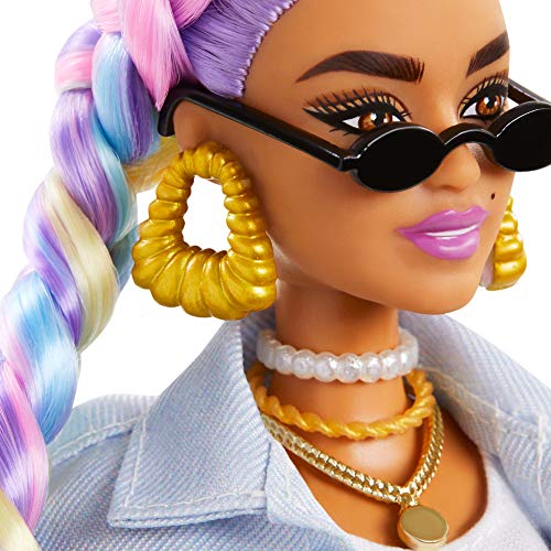 Barbie GRN29 - Extra Puppe mit geflochtenem Regenbogen-Zopf, langer Jeans-Jacke, Hündchen, Regenbogenzöpfen… – Bild 6