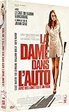 La Dame dans l'auto avec des lunettes et un fusil