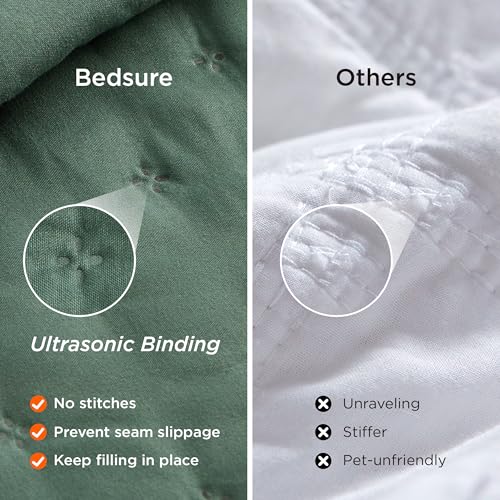 Image of Bedsure Quilts Queen Size - Dark Green Bedspread Queen Size & Lightweight Comforter, Modern Coverlet with Clover Pattern, Ultra Soft All-Season Bedding, 90 x 96 Inches