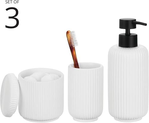 mDesign Juego de 3 accesorios de resina estriada para encimera de baño, dispensador de jabón, taza de enjuague de vaso y soporte para recipiente,