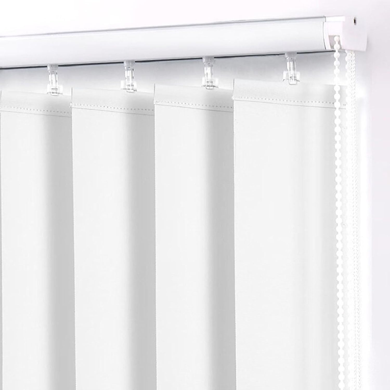 Persianas verticales regulables con lamas translúcidas para filtrar la luz interior
