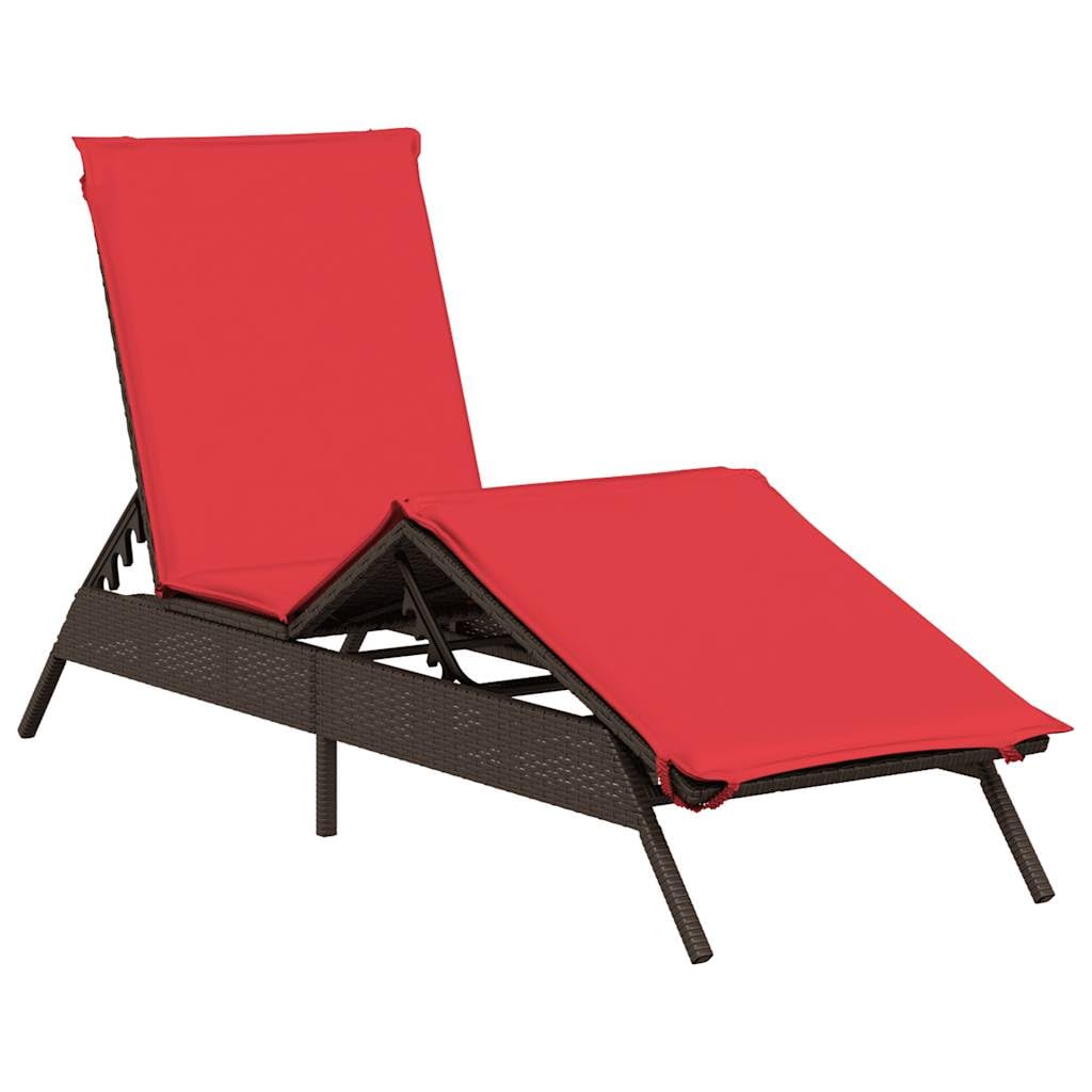 Lettino Prendisole da Giardino in Polyrattan Marrone | Sdraio regolabile per giardino e piscina con cuscino rosso imbottito e sfoderabile per momenti di relax all'aperto.