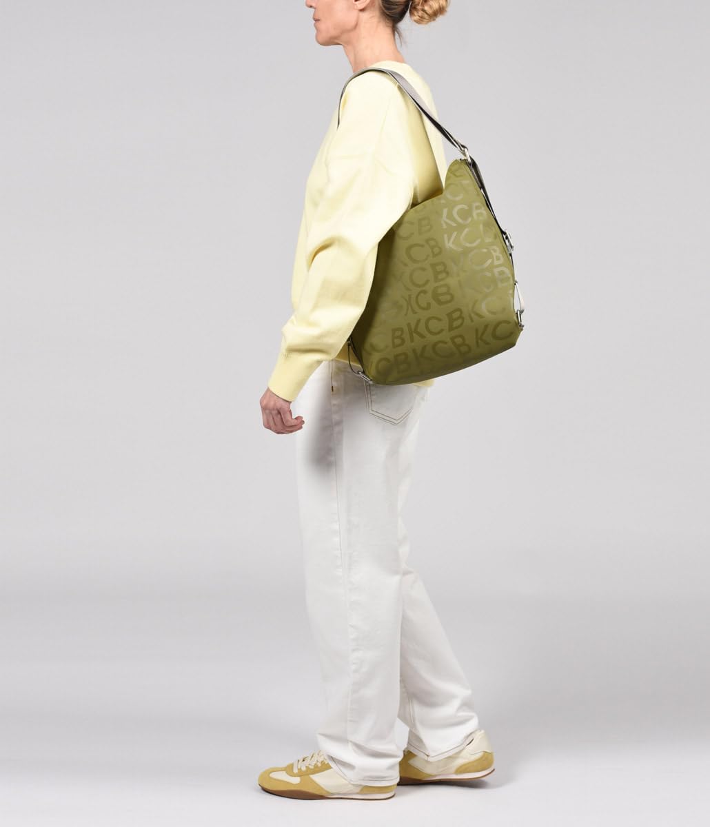 Bolso Mochila KCB Stamp | Versatilidad y Estilo | Diseño Convertible y Espacioso | Perfecto para el Día a Día | Asas Ajustables | 100% Vegano | Color Cereza