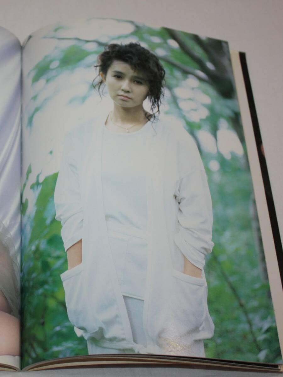 Amazon | 秋吉久美子 写真集 芸能人/女優/セクシー水着ビキニ/プレミア
