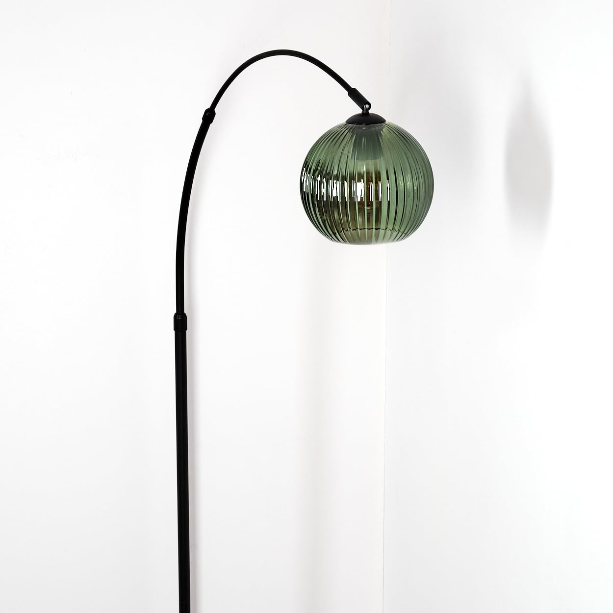 HOFSTEIN Stehleuchte Koyoto, Stehlampe aus Metall/Riffelglas in Schwarz/Grün mit Marmorfuß, verstellbare Leuchte im Retro-Design (Schirm Ø 20 cm), Fußschalter, E27, Wohnzimmer, Schlafzimmer, Flur