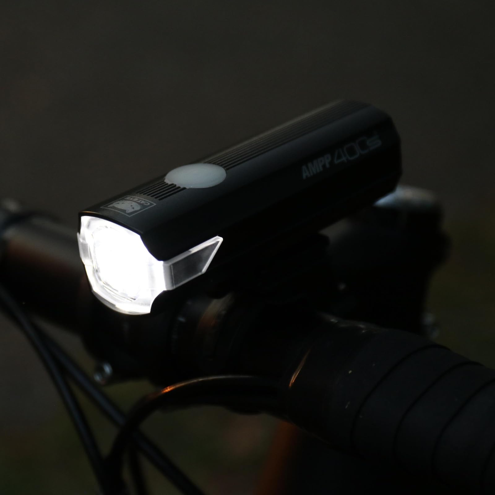CatEye AMPP - Luci anteriori a LED per bicicletta, con tecnologia OptiCube, grado di impermeabilità IPX4, staffa FlexTight Easy Fit, ricaricabile tramite USB, luci da ciclismo