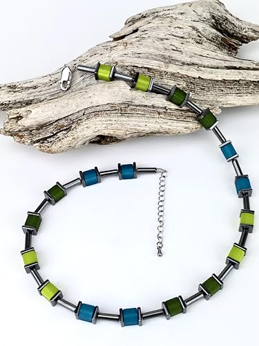 Handgemachte Hals Kette mit bunten Polaris Würfel und Hämatit Edelstein sowie einem Edelstahlverschluss mit Verlängerung (Grün & Petrol)