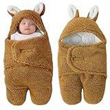 【Cálido y Resistente al Viento】Con un diseño con capucha a prueba de viento, este saco de dormir de cobertura completa puede mantener al bebé abrigado mientras viaja o juega al aire libre con la familia. El diseño suave en forma de ala en ambos lados del pañal abraza a su bebé como los brazos de una madre.