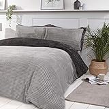 Juego de ropa de cama de forro polar acanalado.