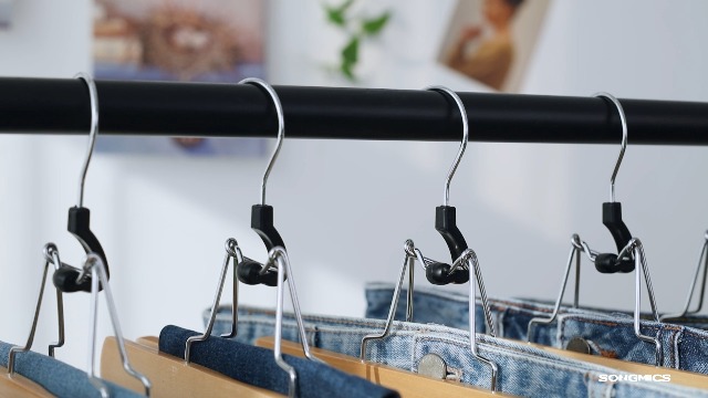 型崩れを防止する木製ズボンハンガー、滑らない360°回転機能 Amazon.co.jp: Amber Home 天然木製ズボンハンガー 10本組