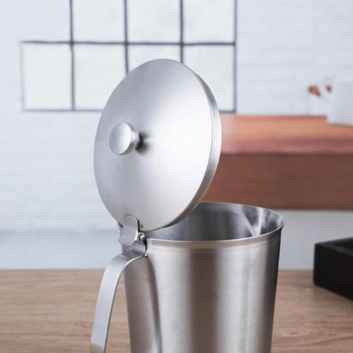 Taza Medidora Resistente Diseño Elegante con Tapa de Acero Inoxidable de 1000ml para Café y Leche Adecuado para Restaurantes y Bares
