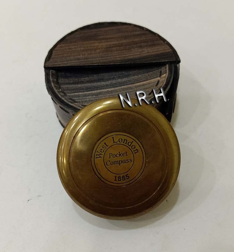 Brújula marina con estuche de cuero grabado miniatura 3