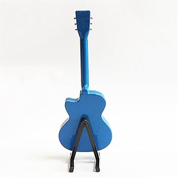 5年前に12弦ミニギターを買い、頼んでネコの絵を描いてもらい部屋に飾っていた物 5年前に12弦ミニギターを買い、頼んでネコの絵を