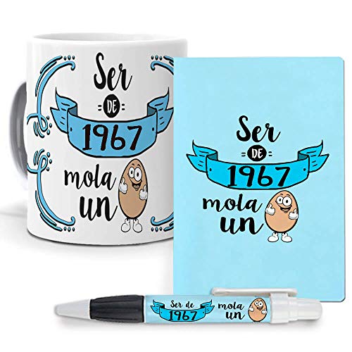 mundohuevo Pack Original y Personalizado para Regalo, Ideal para cumpleaños, con año de Nacimiento. Ser de 1967 Mola un Huevo. Libreta, boligrafo y Taza Maxima Calidad.