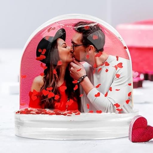 Transparent Gift Bola de Nieve Personalizada con Foto. Globo con Copos Corazones. Marcos de Fotos Originales. Regalos Personalizados para Familiares, Amigos o Pareja. Regalos San Valentín, Aniversario | Ya disponible en tu tienda friki favorita! En mundofriki.es!