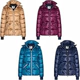 Fake-Daune-Wattierung * 2-Wege-Reißverschluss auf der Vorderseite * Lycra-Sturmbündchen mit Belüftungsloch * Kinnschutz * Windfänger * Taschen mit Reißverschluss * Abnehmbare Kapuze mit Kapuzenstauraum und Druckknöpfen * Verstellbare Kapuze mit Kordel und Kordelstopper * Taille kann durch Kordel innen angepasst werden * Band zum Sichern der Kapuze * Innentasche mit Reißverschluss * Abzeichen am Ärmel * Kleiner Streifen Mikrofleece im Kragen * Metallic-Futter