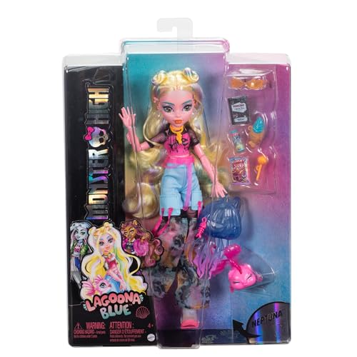 Monster High Poupée Lagoona Blue Poupée habillée d’un t-shirt en maille et pantalon cargo, comprend son poisson de compagnie Neptuna et des accessoires comme un sac à dos, HXH75