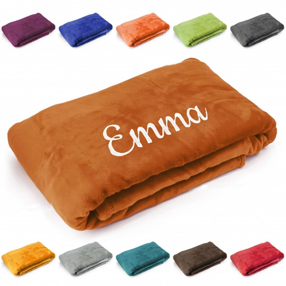 Deitert Kuscheldecke mit Namen oder Wunschtext Bestickt, 200cm x 150cm, extra weiche und gemütliche Sofadecke/Wohndecke, hochwertiges Fleece, personalisiertes Geschenk (Rostrot)
