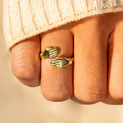 STORYJEWELLERY Hug Ring, 18K Gold Plated Hug Rings for Women, Promise Rings for Her, Hand Ring, Friendship Gifts for Women, Daughter Gifts from Mom2